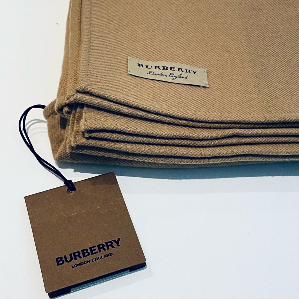 BURBERRY LONDON CHARLOTTE REVERSIBLE SOLID CHECK WOOL CAPE. - Picture 8 of 11